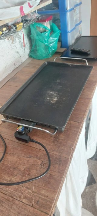 Parrilla Eléctrica Plana está un poco desgastada
