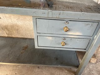 Banco de trabajo metálico
