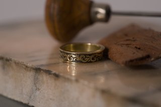 Anillo grabado 14k deep relief scrollwork