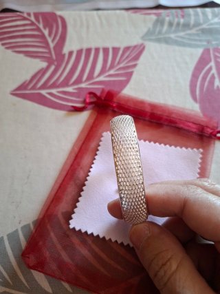 Pulsera plata con textura nueva