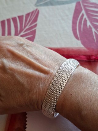 Pulsera plata con textura nueva