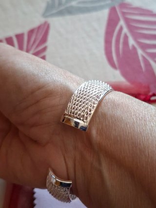 Pulsera plata con textura nueva