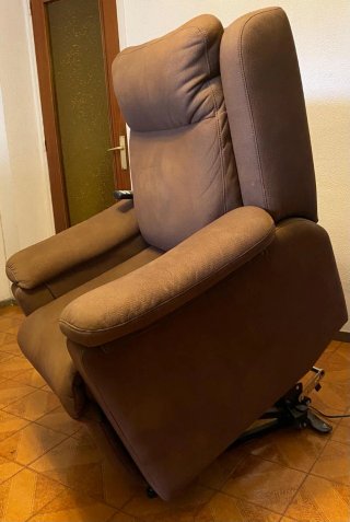 Sillón reclinable eléctrico marrón