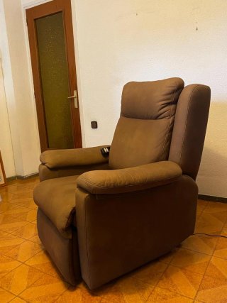 Sillón reclinable eléctrico marrón