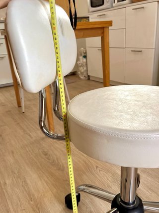 Taburete giratorio blanco con respaldo