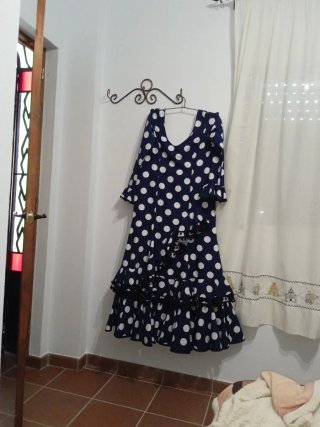 Traje de flamenca azul con lunares blancos
