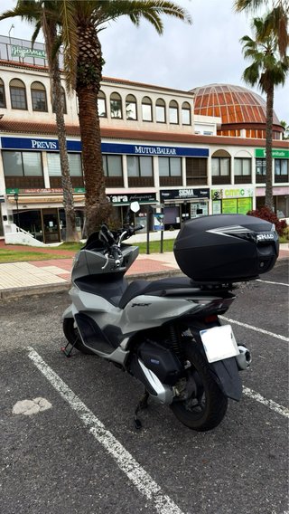 Honda PCX 125 (2023) con baúl 39l