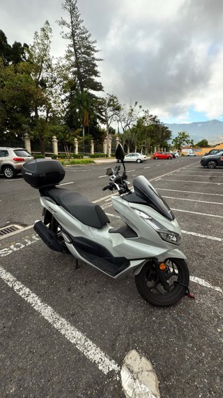 Honda PCX 125 (2023) con baúl 39l