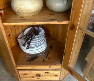 Mueble de esquina de madera y cristal