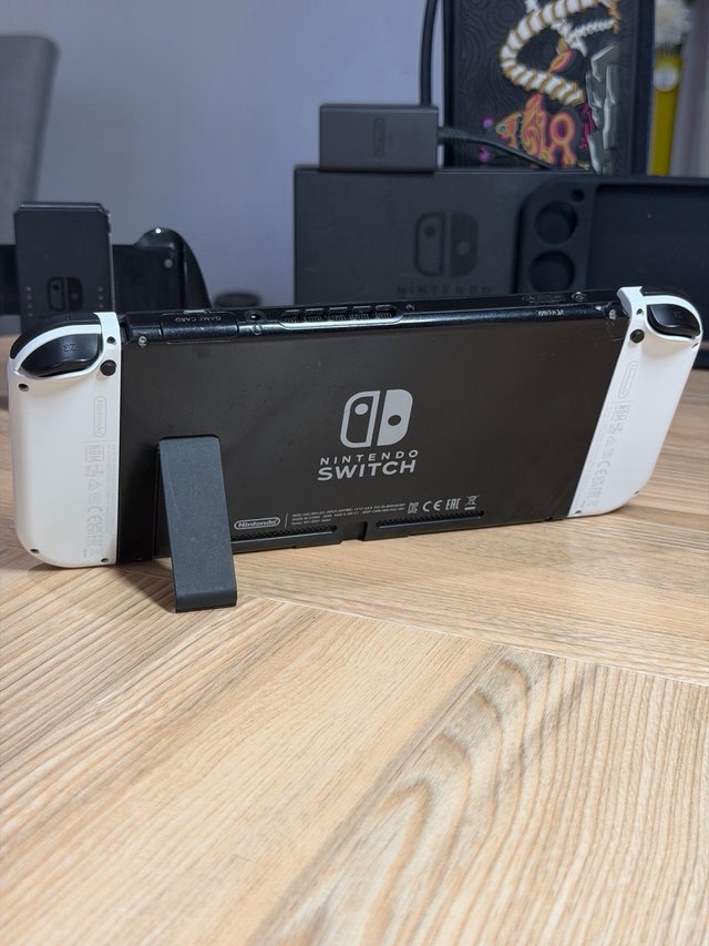 Nintendo Switch V2 + Accessori