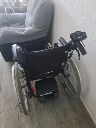 Silla de ruedas plegable con motor