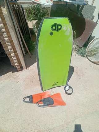 Bodyboard verde con aletas