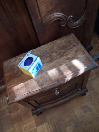 Armario antiguo y mesita de noche de madera.