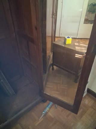 Armario antiguo y mesita de noche de madera.
