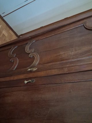 Armario antiguo y mesita de noche de madera.