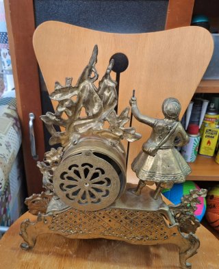 Reloj de sobremesa bronce figura