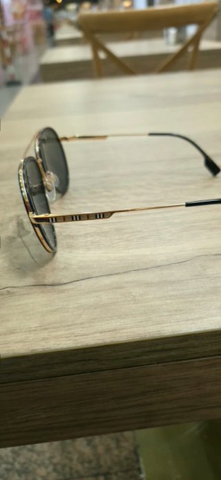 Gafas de sol aviador negras y doradas