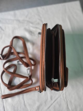 Cartera de mano marrón con correa