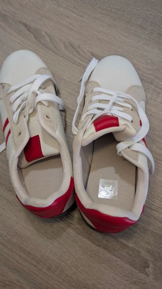 Zapatillas deportivas blancas y rojas