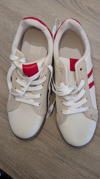 Zapatillas deportivas blancas y rojas
