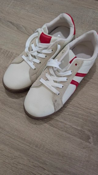 Zapatillas deportivas blancas y rojas