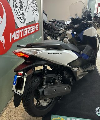 Honda Forza 125 Azul y Blanco