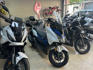 Honda Forza 125 Azul y Blanco