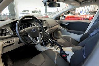 Volvo V40   1.6 T4 Momentum Auto