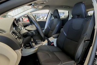 Volvo V40   1.6 T4 Momentum Auto