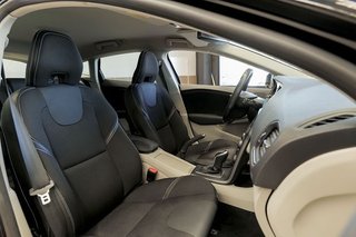 Volvo V40   1.6 T4 Momentum Auto