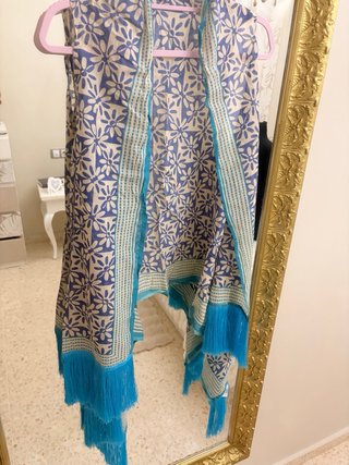 Chaleco con flecos beige y azul