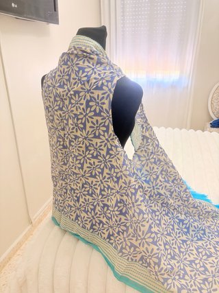 Chaleco con flecos beige y azul