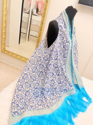 Chaleco con flecos beige y azul