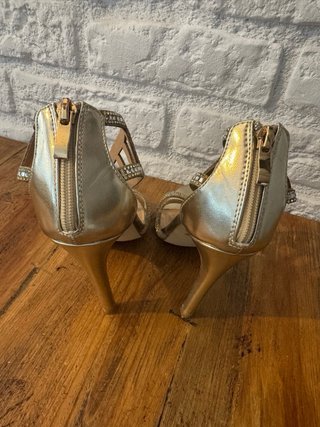 Sandalias doradas tacón con pedrería