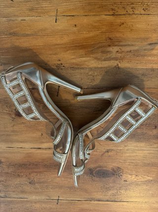 Sandalias doradas tacón con pedrería