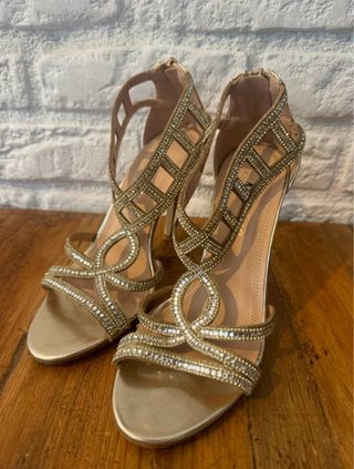 Sandalias doradas tacón con pedrería