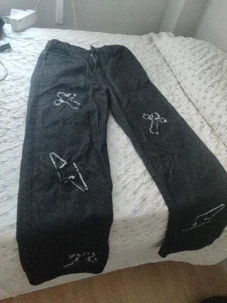 Pantalón vaquero ancho negro con cruces