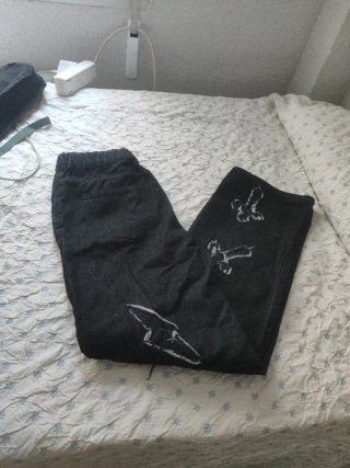 Pantalón vaquero ancho negro con cruces