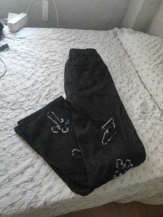 Pantalón vaquero ancho negro con cruces