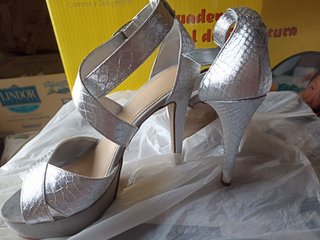 Tacones plateados MARYPAZ talla 38