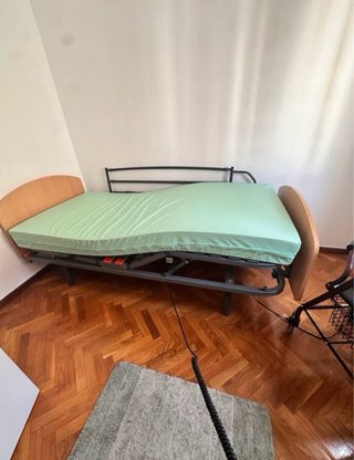 Cama articulada hospitalaria
