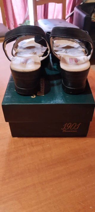 Sandalias cuña negras y plateadas T.39