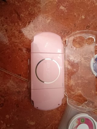PSP Rosa con 10+ juegos/películas