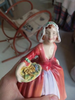 Figura de cerámica mujer con cesta