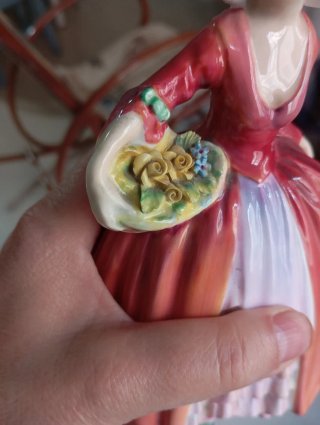 Figura de cerámica mujer con cesta