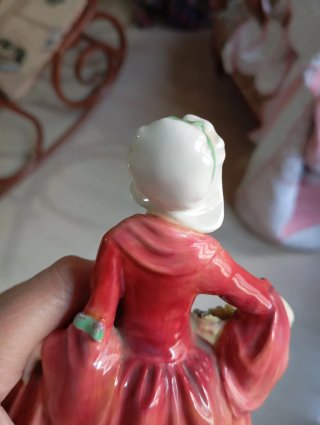 Figura de cerámica mujer con cesta