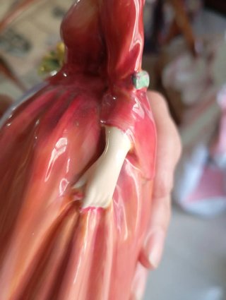 Figura de cerámica mujer con cesta