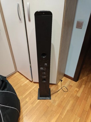 Torre de sonido gris y dorada