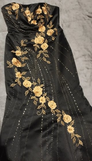 Vestido largo negro con bordado dorado