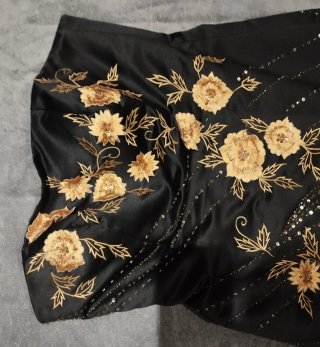 Vestido largo negro con bordado dorado
